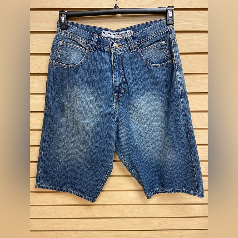 NWOT ROOF TOP MEN FASHIONABLE JEANS SHORTS SIZE 32 MSRP $59.00